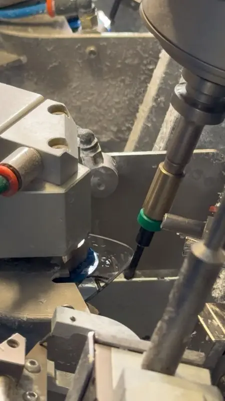 Edger cutting a lens