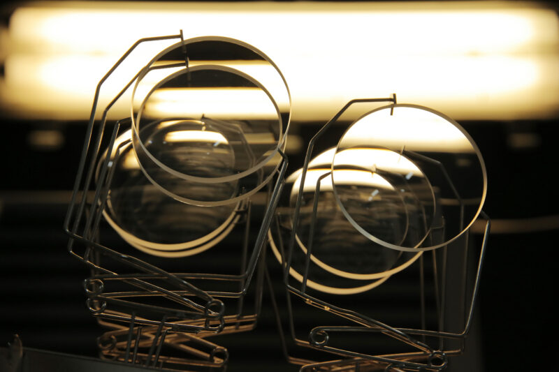 Optical lab pricing models – precision lenses production reflecting real cost of quality and consistency